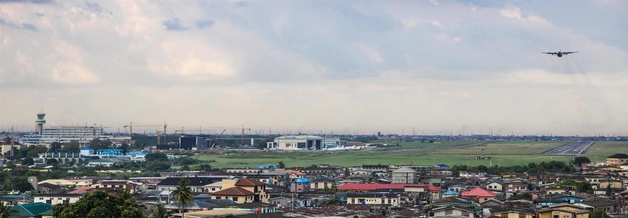 Golden Tulip Essential Lagos Airport Hotel Exterior foto